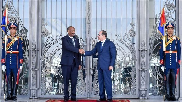 البرهان يصل إلى القاهرة لدعم جهود استعادة الاستقرار والتنمية في السودان