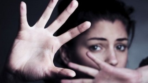 تفاصيل صادمة.. مصرية تزعم تعرضها لاغتصاب جماعي وطفلتها تفضحها