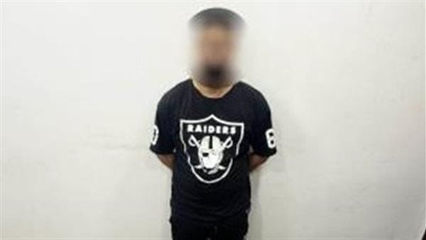 القبض على شخص روج لبيع الأسلحة البيضاء علي الإنترنت بالمنتزه