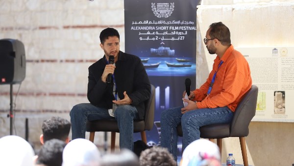 أحمد مالك من مهرجان الإسكندرية : أشعر بالفخر والمسئولية والمسرح البداية الحقيقية للفنان