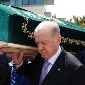 أردوغان يُشارك في جنازة “مُعلّمه”