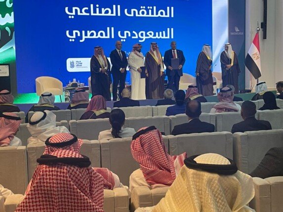 وزير الصناعة السعودي يبحث مع رئيس غرفة القاهرة سبل تعزيز التعاون الاقتصادي
