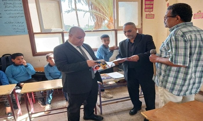 مدير تعليم الأقصر يتفقد عدداً من المدارس لمتابعة سير العملية التعليمية