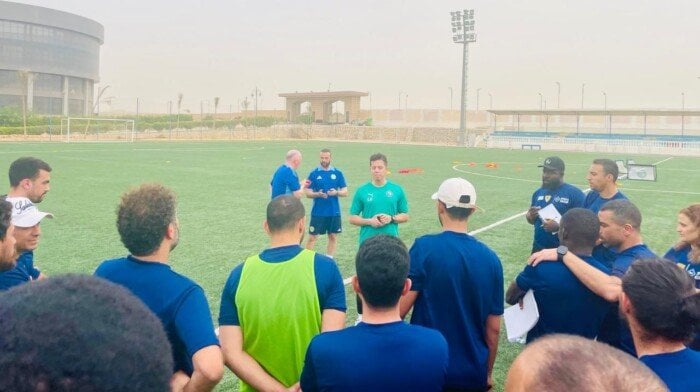 مدرب بيراميدز يحاضر المدربين في ضيافة الاتحاد الاسكتلندي