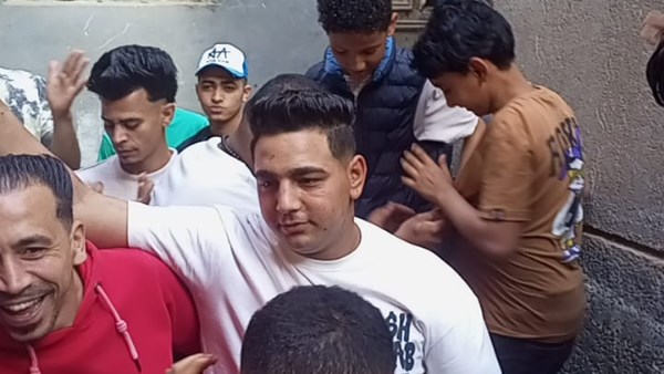 فرحة العمر.. عامل سيرك طنطا يعقد قرانه على شريكة حياته: مسبتنيش لحظة|شاهد