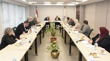 رئيس جامعة عين شمس يستقبل وفد جامعة إكستر البريطانية