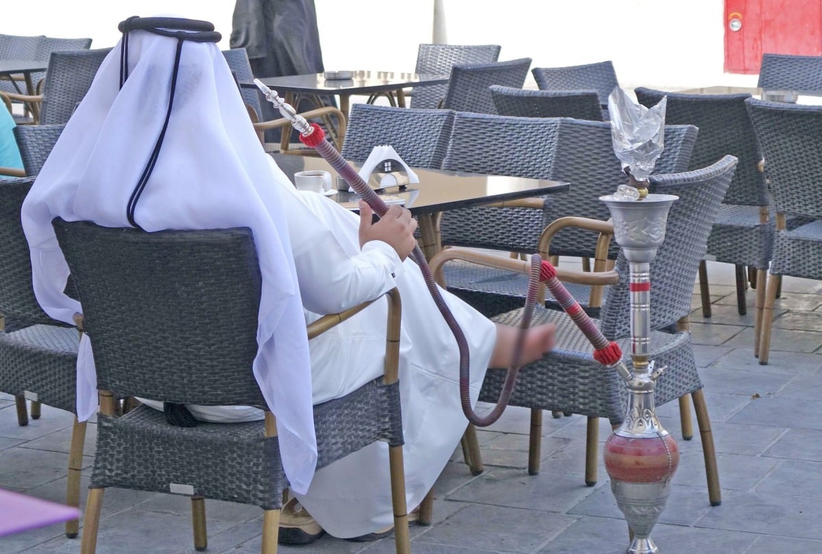 بقرار لوزير الصحة.. شروط جديدة للسماح بالتدخين والشيشة بالمنشآت السياحية والمطاعم والمقاهي