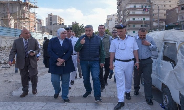 محافظ الإسكندرية يتابع إزالة المحال المتعدية على حرم السكك الحديدية ومسار مشروع مترو أنفاق أبوقير