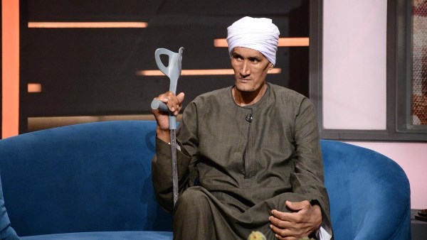 فصل ملابسه وسرير نومه.. حكاية أطول رجل في مصر يعاني من التنمر| شاهد