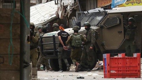 الجيش الإسرائيلي يقتحم مناطق بالضفة ويعتقل فلسطينيتين