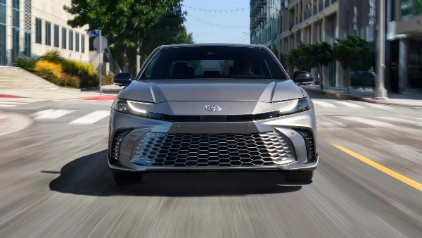 أسعار ومواصفات تويوتا كامري 2025 في الامارت .. صور