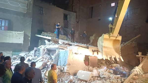 إنقاذ 7 أشخاص.. الحماية المدنية تبحث عن ضحايا أسفل عقار أسيوط المنهار