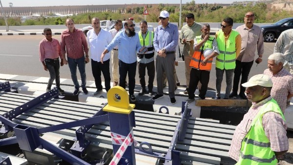أسوان في 24 ساعة.. مشروعات للرصف بمطالع ومنازل غرب سهيل.. وتركيب الوصلات بكوبرى بديل الخزان
