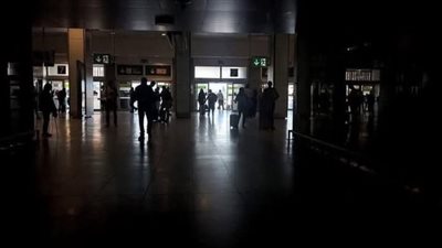 إسبانيا في الظلام: إعلان الطوارئ وتعليق السفر البري والجوي