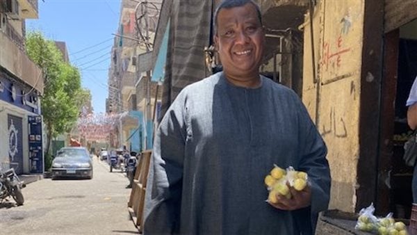 في مبادرة إنسانية.. تاجر ليمون بالأقصر يواجه الغلاء بأكياس صغيرة بـ10 جنيهات