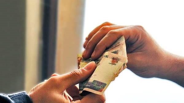 فضل الصدقة على المسلم.. تبارك المال وتطهر القلب