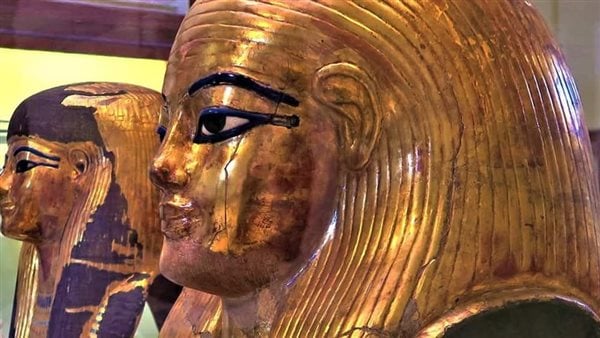 المتحف المصري بالتحرير يلقي الضوء على القناع الذهبي ليويا والد الملكة تي