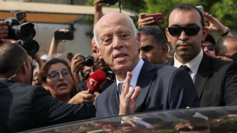 الرئيس سعيد غاضب من الانتقادات الخارجية للأحكام الصادرة على “معارضين” ويعتبرها تدخلا سافرًا في الشأن الداخلي التونسي