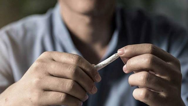 حبس شخصين بتهمة تعاطي مخدرات أمام مدرسة فى عين شمس