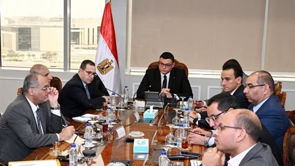 وزير الإسكان يتابع مشروعات الإسكان والمرافق بمدينة السادات ويؤكد الالتزام بالجودة والمواعيد
