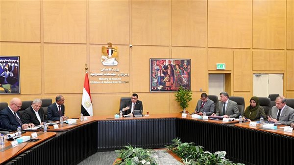 وزير الإسكان يوجه بآليات صارمة لإنهاء مشروعات حياة كريمة في أسوان وبني سويف