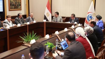 اللجنة الاستشارية العليا للتنمية البشرية تناقش خارطة طريق لإعداد الشباب المصري للذكاء الاصطناعي وتعزيز التدريب المهني