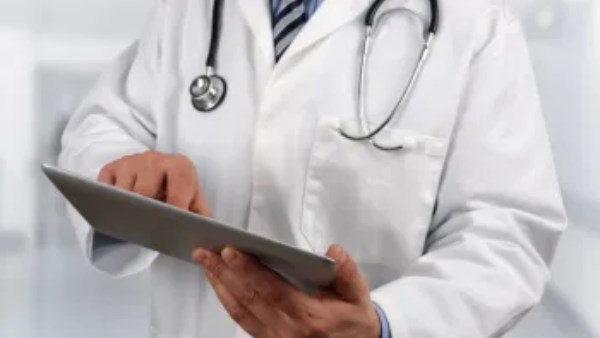 حكم أخذ الطبيب عمولة نظير تحويل المرضى لمركز معين للأشعة.. الإفتاء توضح