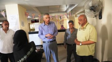 محافظ أسوان يطمئن على انتظام معاملات المواطنين بالمركز التكنولوجى للتموين