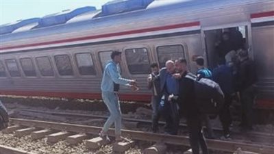 تسبب في بتر ساقيه.. القصة الكاملة لدفع كمسري لمسن من القطار في سوهاج
