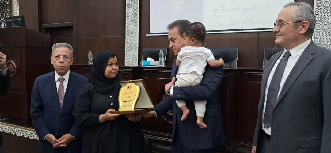 وزير الصحة يكرم شهيدي الواجب الدكتور “علي صلاح وصلاح صفوت” وبخصيص جائزتين سنويتين باسميهما
