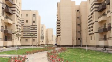 وزير الإسكان يتابع المشروعات السكنية والمرافق والطرق بمدينة السادات