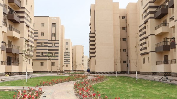 وزير الإسكان يتابع المشروعات السكنية والمرافق والطرق بمدينة السادات