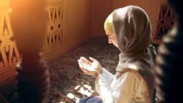 هل تقبل صلاة المرأة بالبيجامة مع خمار طويل ؟.. الإفتاء ترد