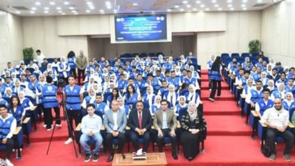 محافظ مطروح يلتقى بمجموعة من شباب متطوعي وزارة الشباب والرياضة