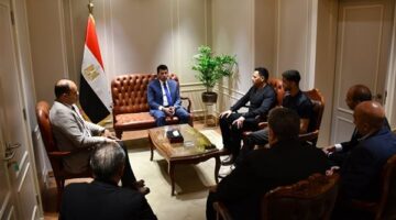 وزير الشباب والرياضة يلتقي بطل المصارعة مصطفى حسين