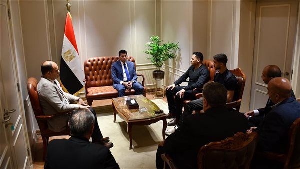 وزير الشباب والرياضة يلتقي بطل المصارعة مصطفى حسين