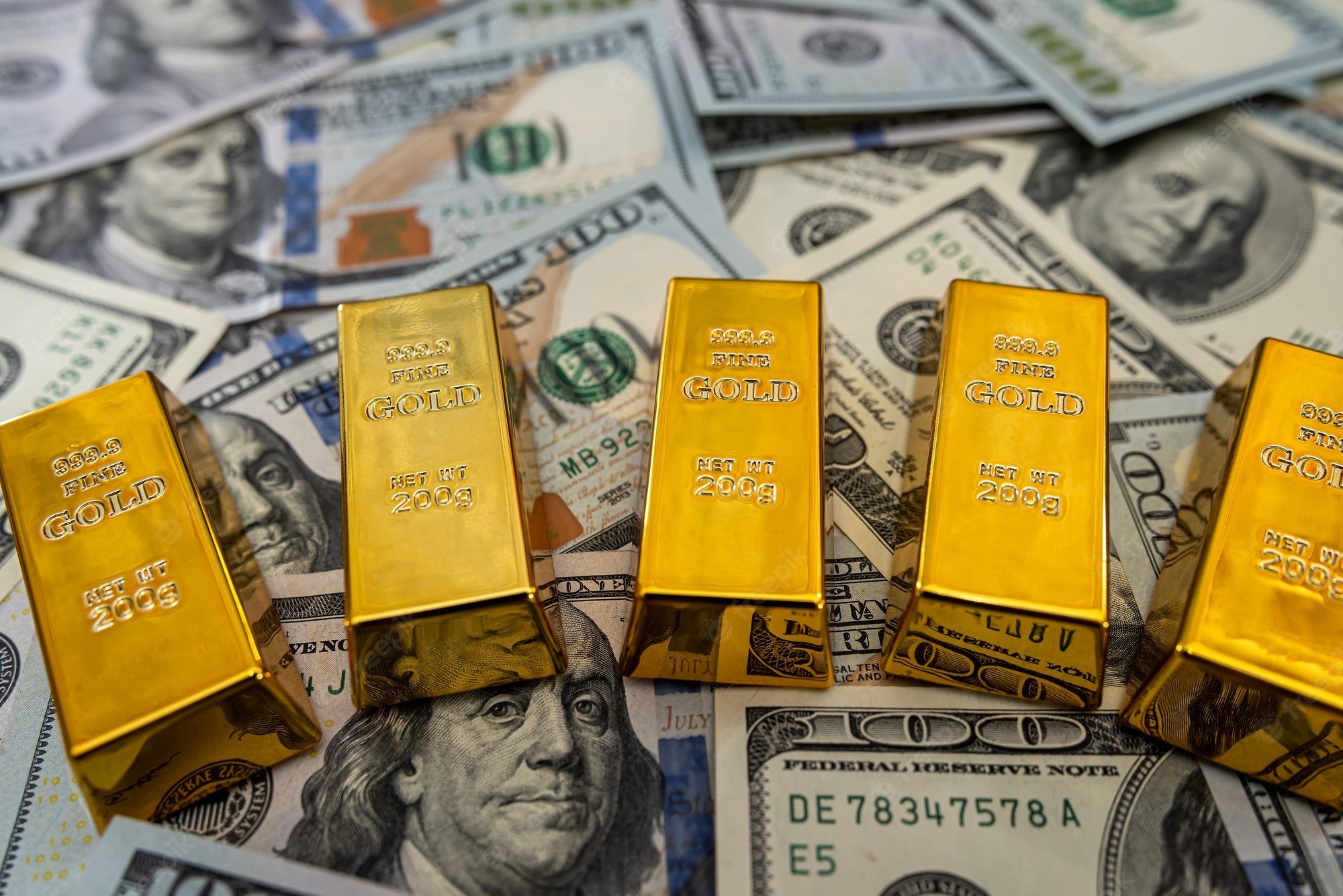 سعر الذهب والدولار الآن.. تراجع «الأصفر» واستقرار «الأخضر»