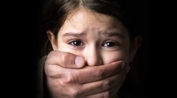 علامات تكشف عن تعرض ابنك أو بنتك للتحرش| خبير تربوي يحذر الأهالي