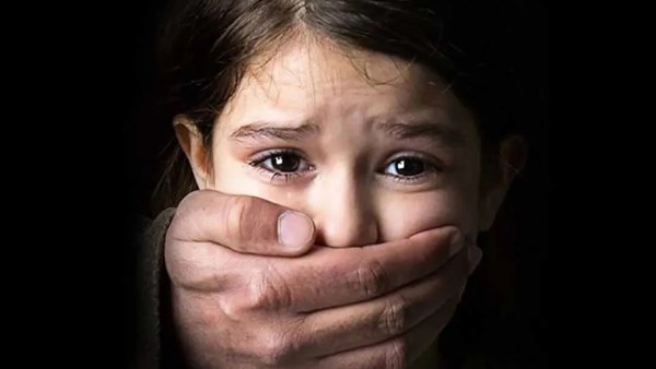 علامات تكشف عن تعرض ابنك أو بنتك للتحرش| خبير تربوي يحذر الأهالي
