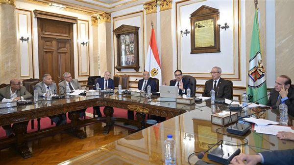 اجتماع لجنة الإسكان لمتابعة تنفيذ المشروع السكني في جامعة القاهرة