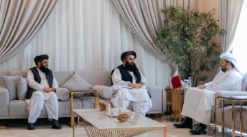 وزير الدولة بوزارة الخارجية يجتمع مع القائم بأعمال وزير الخارجية في حكومة تصريف الأعمال بأفغانستان