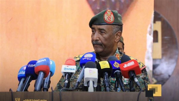 البرهان يؤكد ضرورة مراجعة قوانين الخدمة المدنية