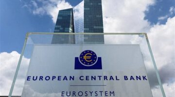 المشرفة على البنك المركزي الأوروبي تحذر من تخفيف القواعد المصرفية