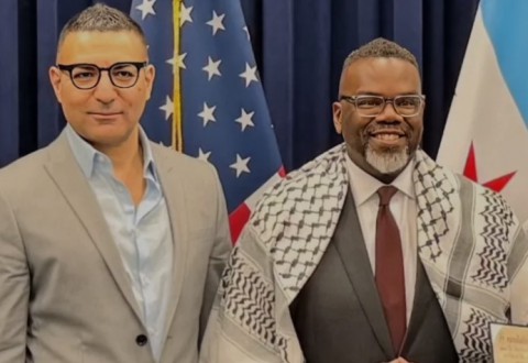 عُمدة شيكاغو يرتدي “الكوفية الفلسطينية” ويستفز الجاليات اليهودية في المدينة واتهامات بمعاداة السامية