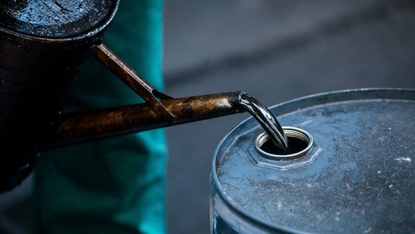 النفط يتراجع عالميًا بنسبة 2.5%.. وخام برنت يسجل 64.25 دولار للبرميل