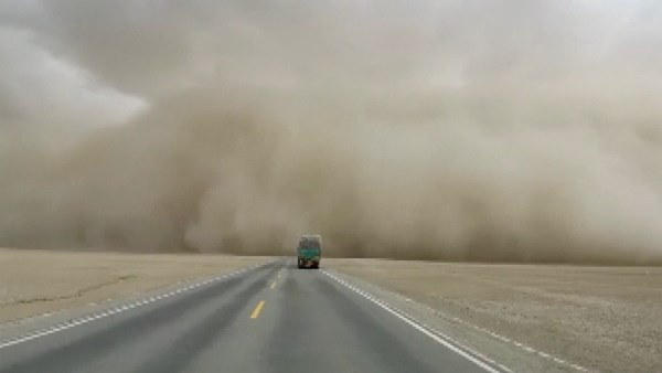 في ظل العاصفة الرملية.. نصائح لقيادة السيارة بأمان؟