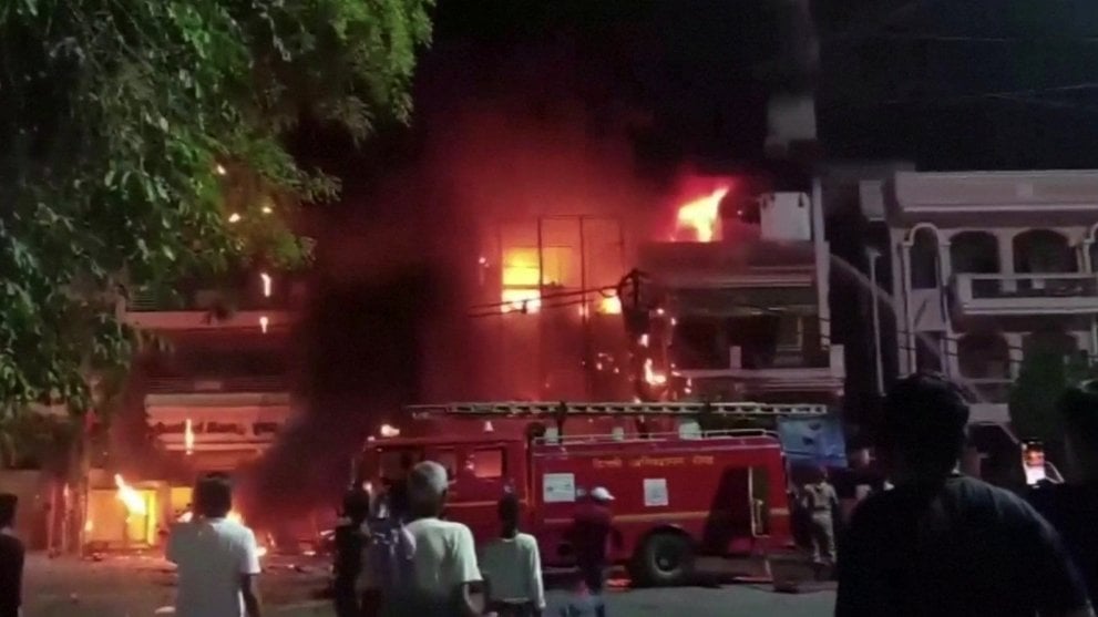 حريق يودي بحياة 15 شخصا بفندق في كالكوتا شمالي الهند حريق يودي بحياة 15 شخصا بفندق في كالكوتا شمالي الهند