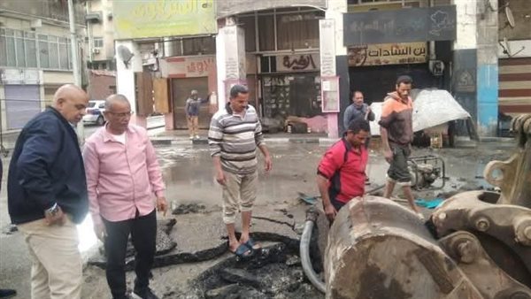 رئيس حي المناخ ببوسعيد يتابع إصلاح كسر ماسورة مياه وهبوط أرضي
