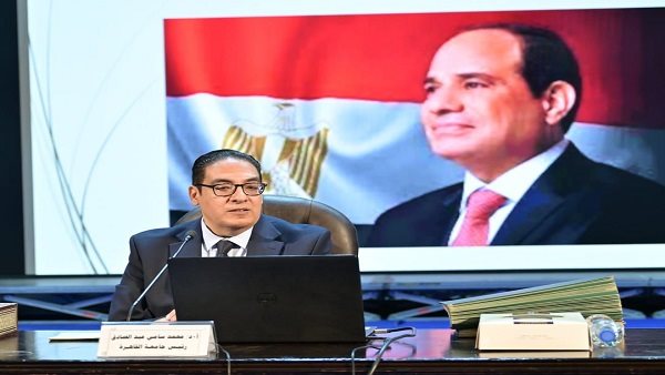 تكريم مميز لفريق تنظيم زيارة الرئيس الفرنسي في جامعة القاهرة