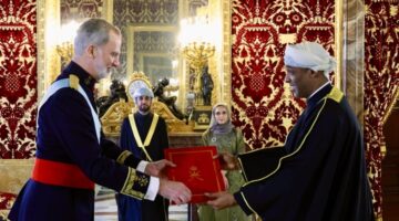 سفير سلطنة عُمان يقدم أوراق اعتماده لملك إسبانيا